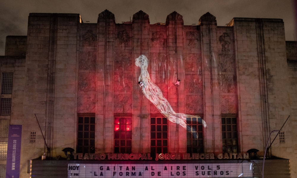  Colectivo Aéreo Danza en su presentación en el Teatro Jorge Eliécer Gaitán 