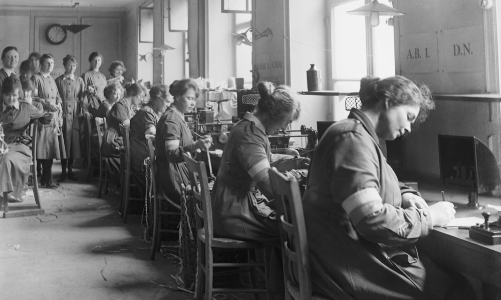 Red de Talleres de Escritura. Foto: Olive Edis, Imperial War Museum, 1919. Red de Talleres de Escritura. Foto: Olive Edis, Imperial War Museum, 1919.