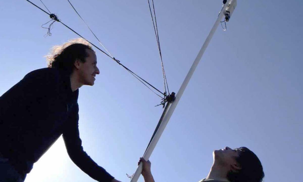 Dos personas analizando una antena de telecomunicaciones. 