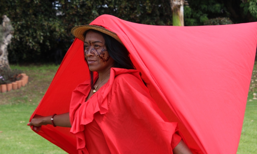 Mujer indígena con traje típico rojo