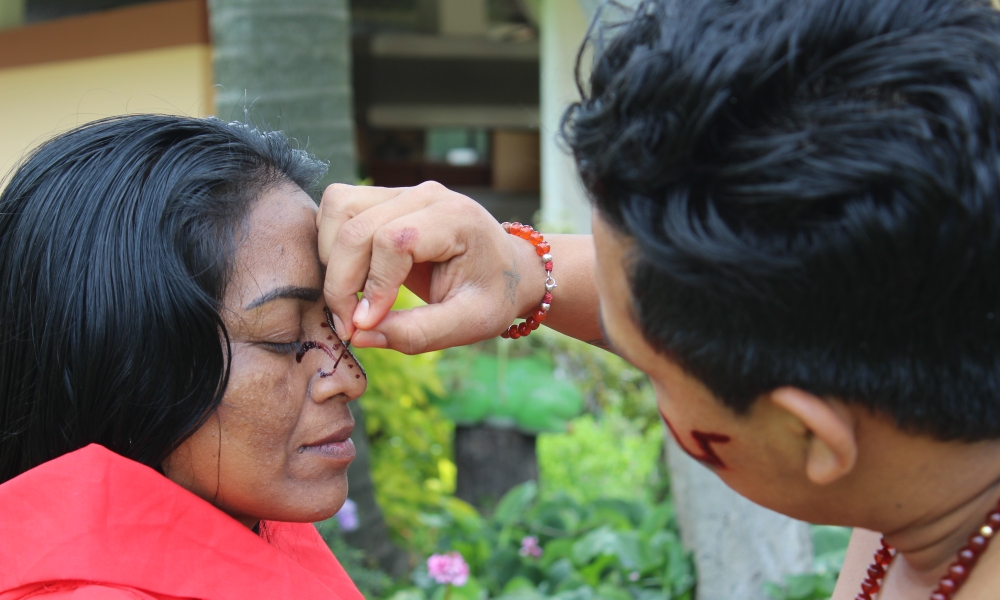 Hombre pinta el rostro de la mujer 