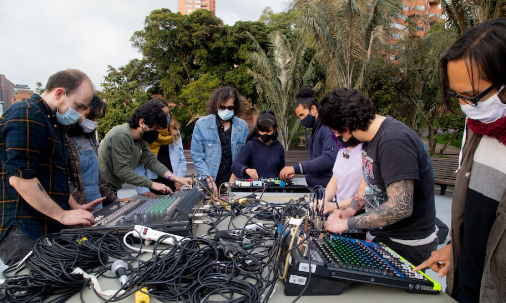 Participantes del laboratorio en la terraza del Planetario con consolas de sonido. 