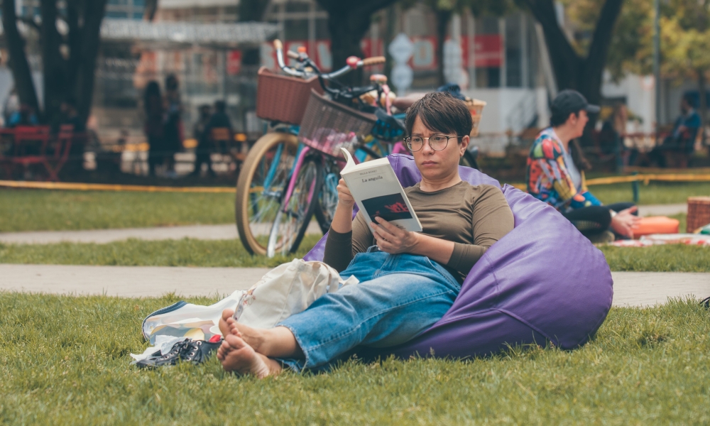 Mujer leyendo sentada en el Pícnic Literario. Foto: Cristhian Pérez / Idartes.