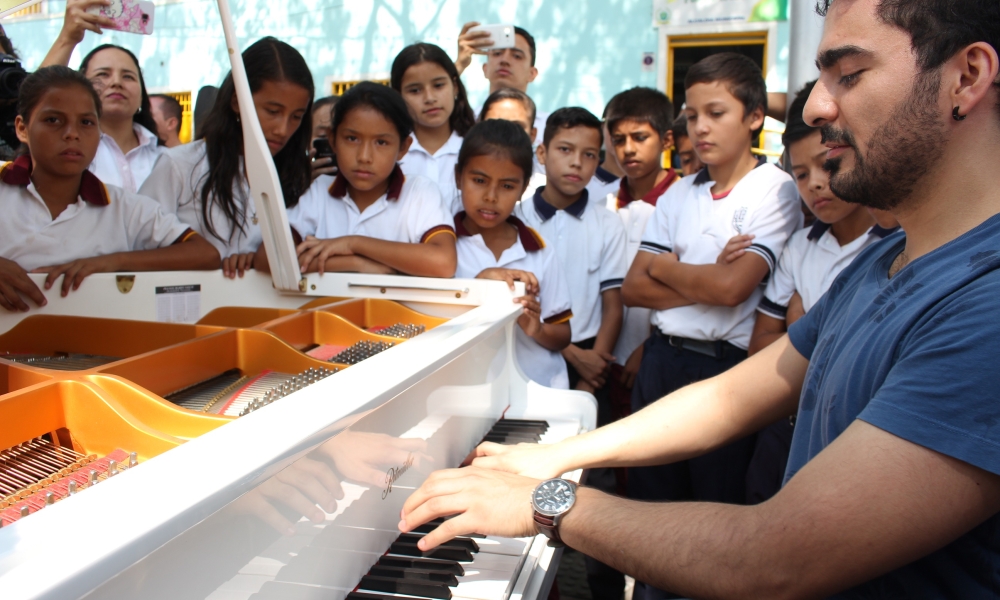 Pianomovil con niños atendiendo