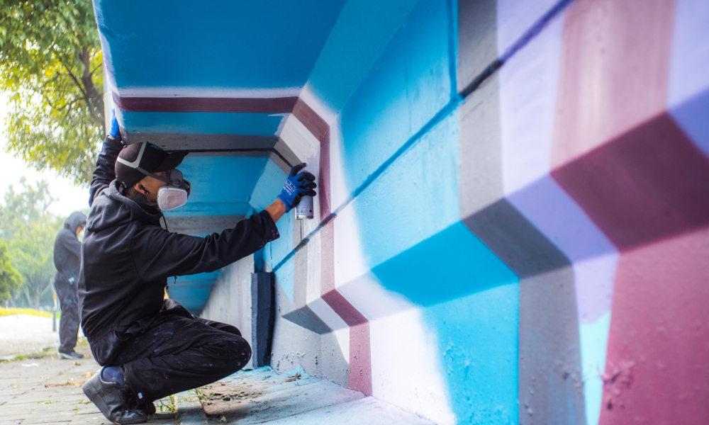 Intervención de arte urbano en el costado de un puente. Foto: Kadir Molano / Idartes.