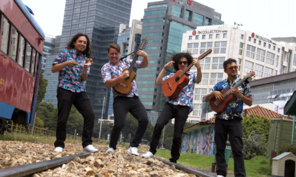 Carrangomelos uniformados y con instrumentos