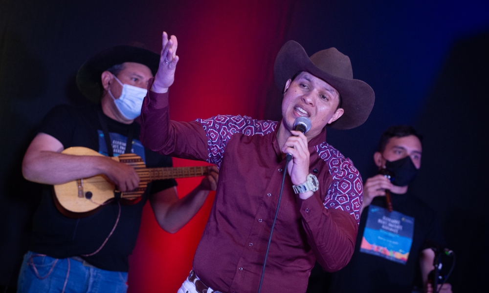 Daniel Hernández cantando en la Sala Gaitán Daniel Hernández cantando en la Sala Gaitán