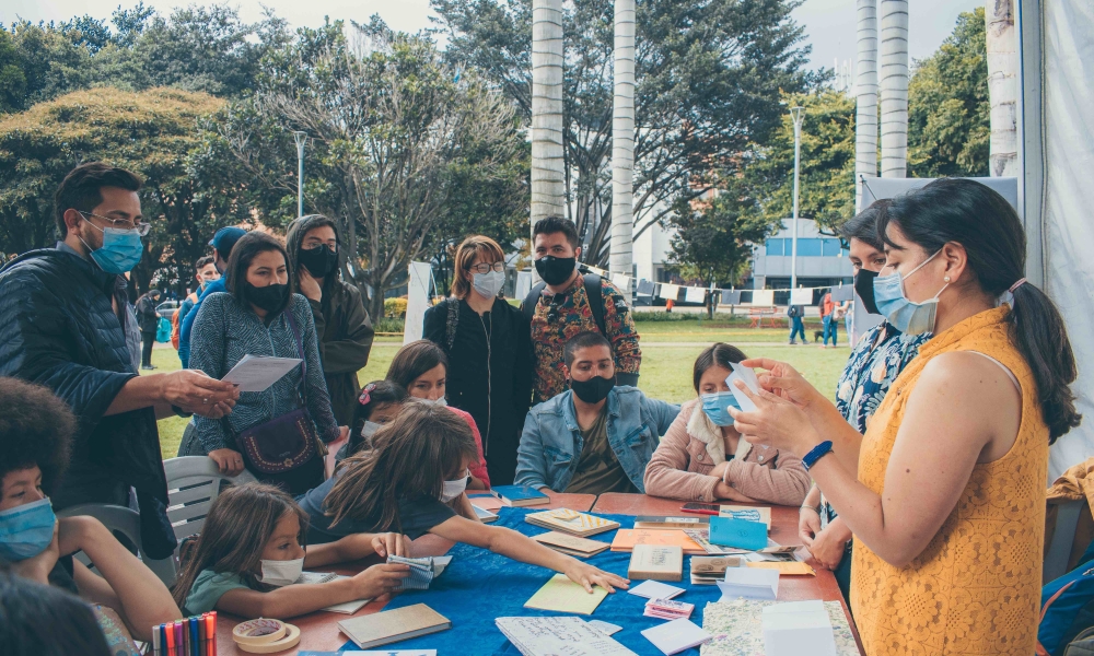 Persontas en un taller de edición comunitaria. Foto: Idartes.