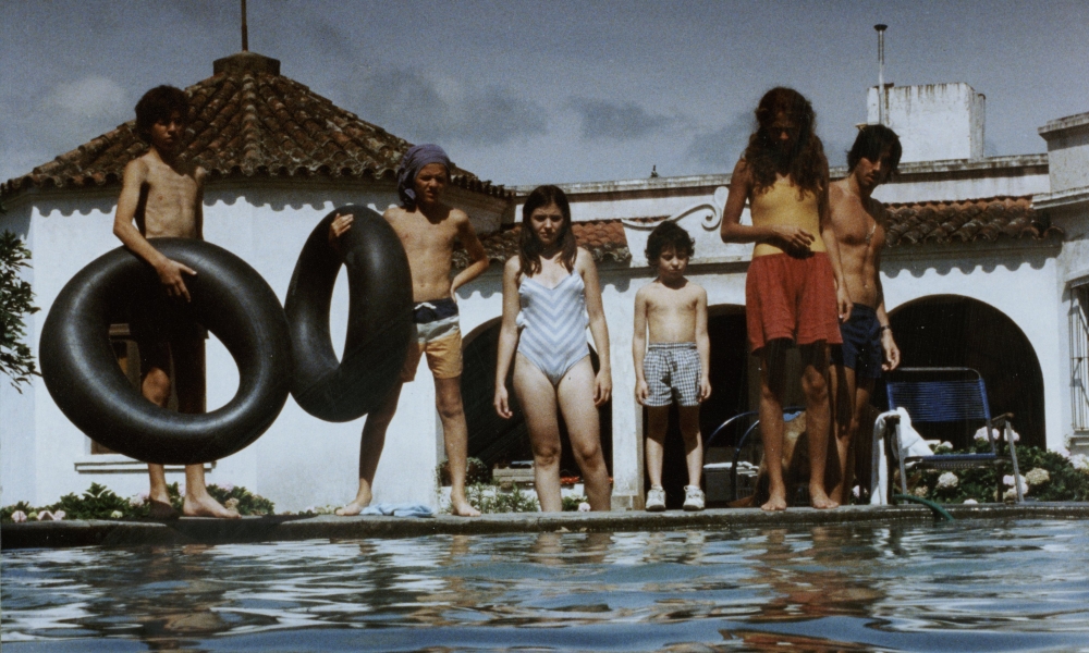 Familia en piscina 