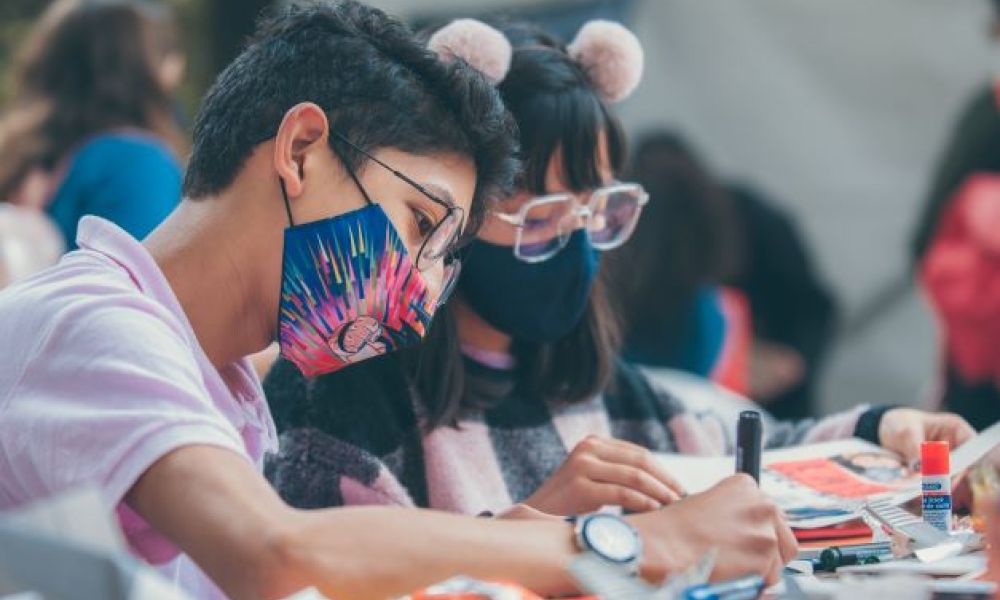 Niños en actividad con libros en mesa