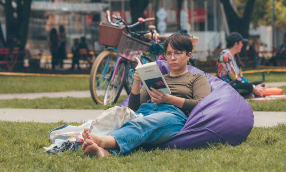 Mujer leyendo un libro 