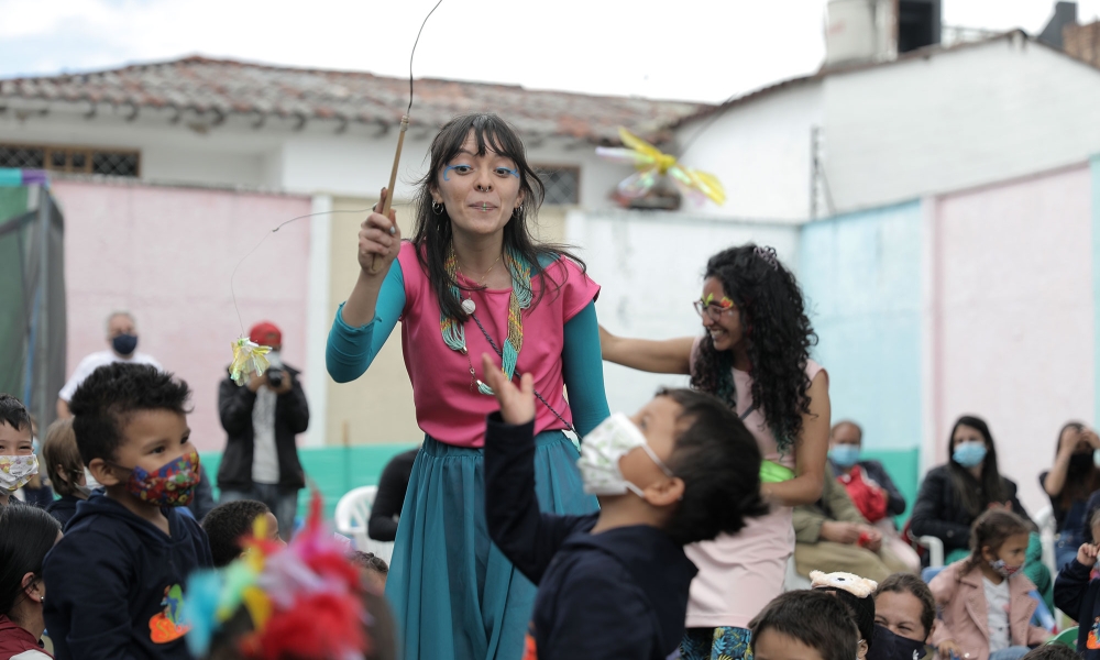 Artista jugando con niños de primera infancia