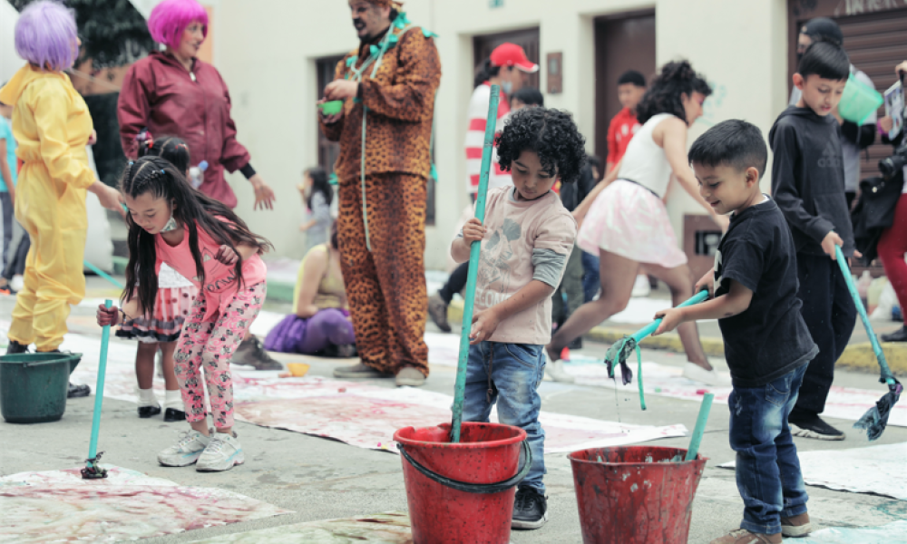 Niños con baldes