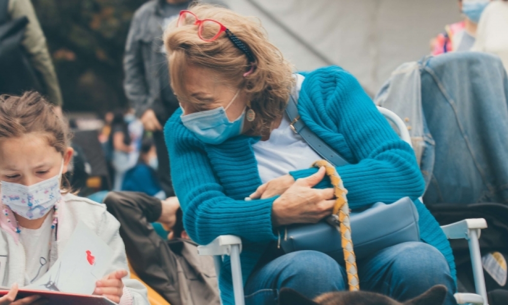 Señora y niña leyendo