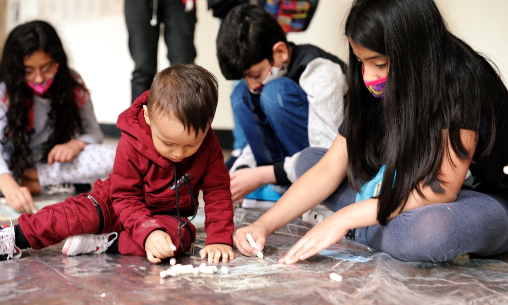 Niños jugando en el Museo Colonial