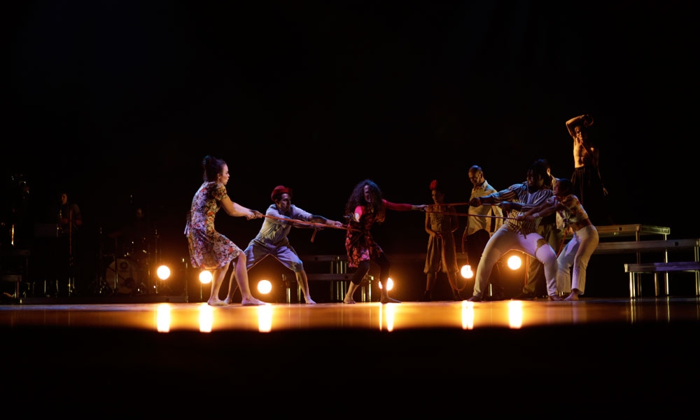 Sala de teatro con artistas