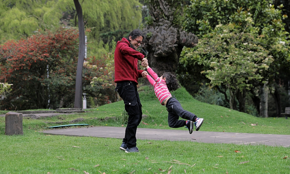 Papá jugando con bebé en primera infancia