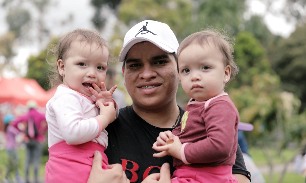 Papá cargando a niñas en primera infancia