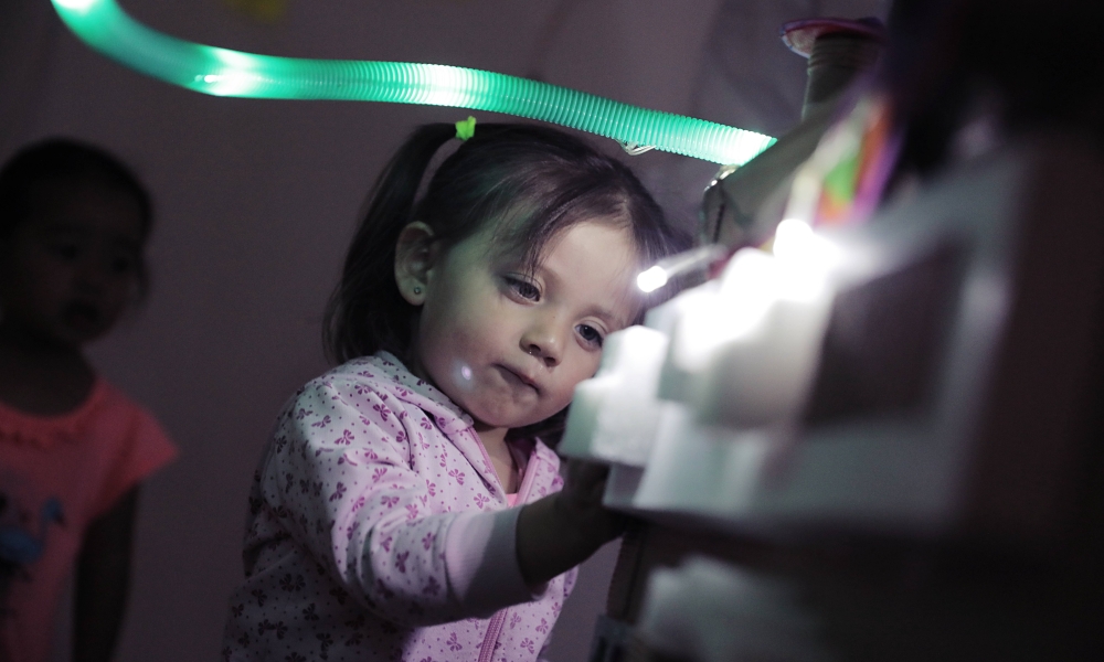 Niña jugando con dispositivo