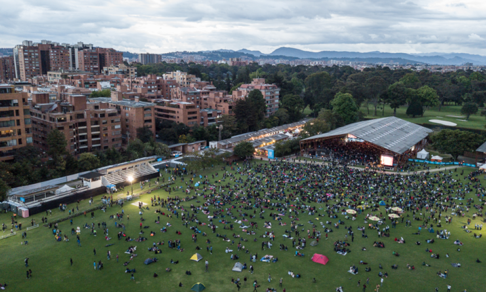 Toma de dron de público en el parque