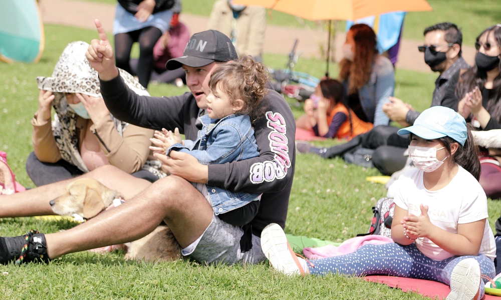 Papá aplaudiendo con sus hijas