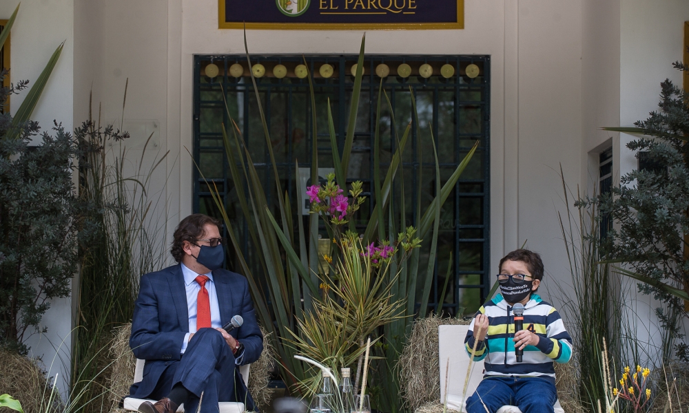 Dos personas sentadas dialogando en el Teatro el Parque. 