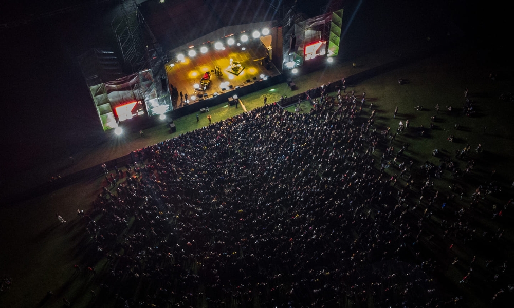 Imagen de dron nocturna de jazz al parque 2022