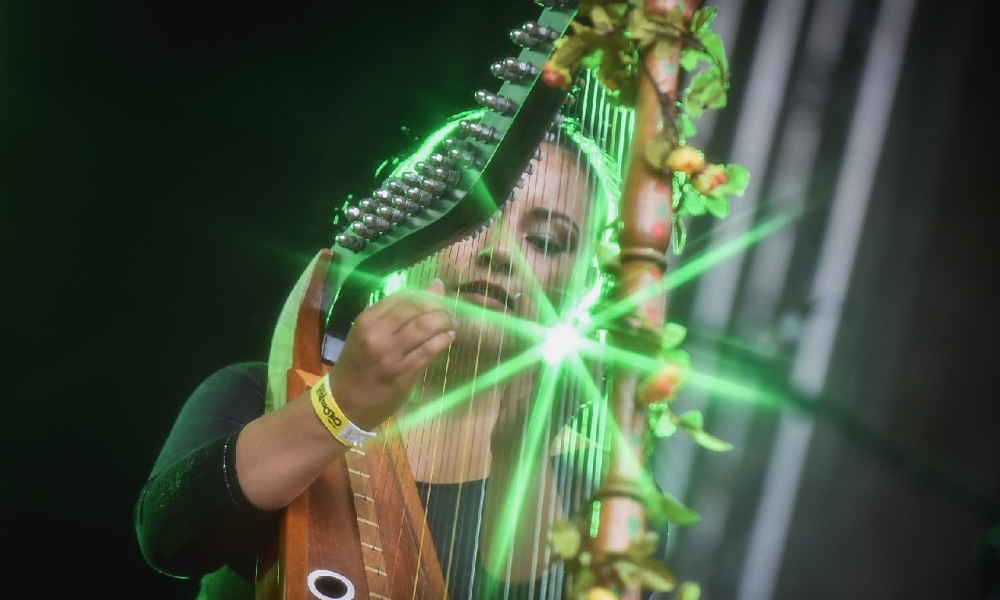 mujer tocando arpa