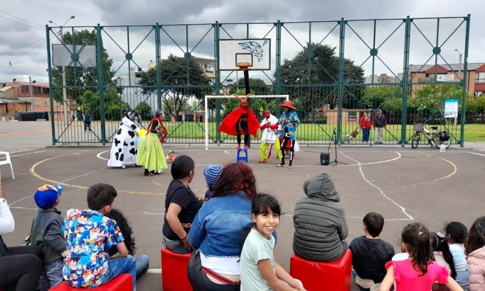 Presentación de teatro en parque de Bogotá