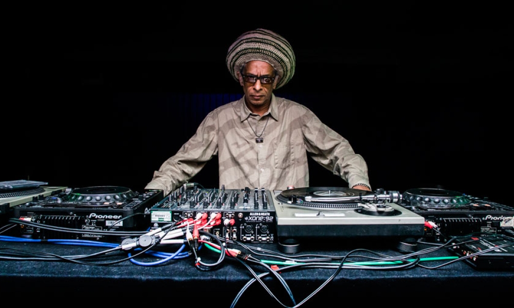 Británico Don Letts frente a consolas de sonido en estudio