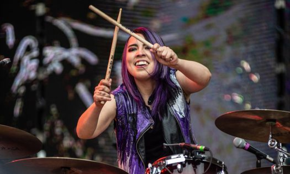 Mujer tocando la batería de día