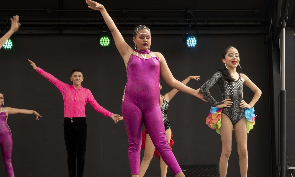 Niña en traje rosa bailando