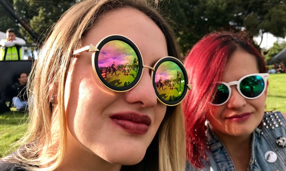 Mujeres jóvenes con gafas de sol de día en exterior