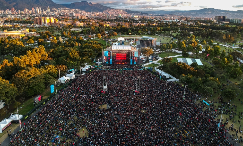 Foto aérea multitud rock al parque