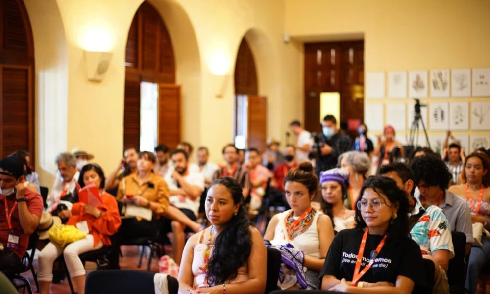 Grupo de personas en un salón 