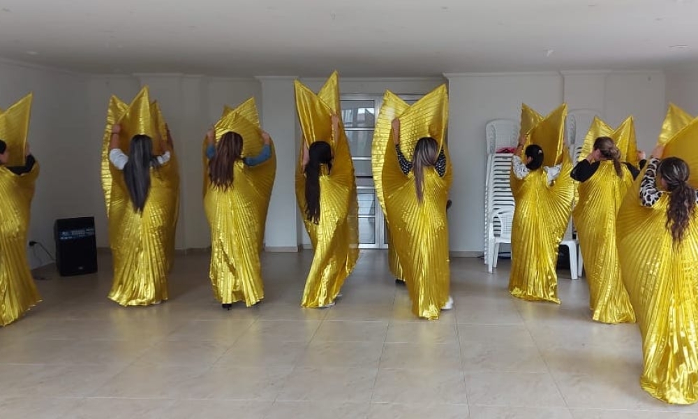 Mujeres gitanas en clase de danza