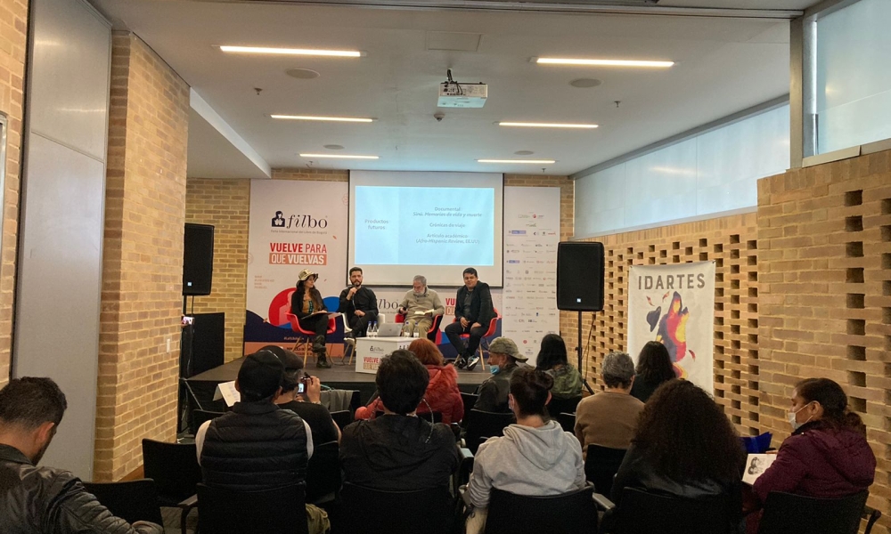 un grupo de personas en una conferencia