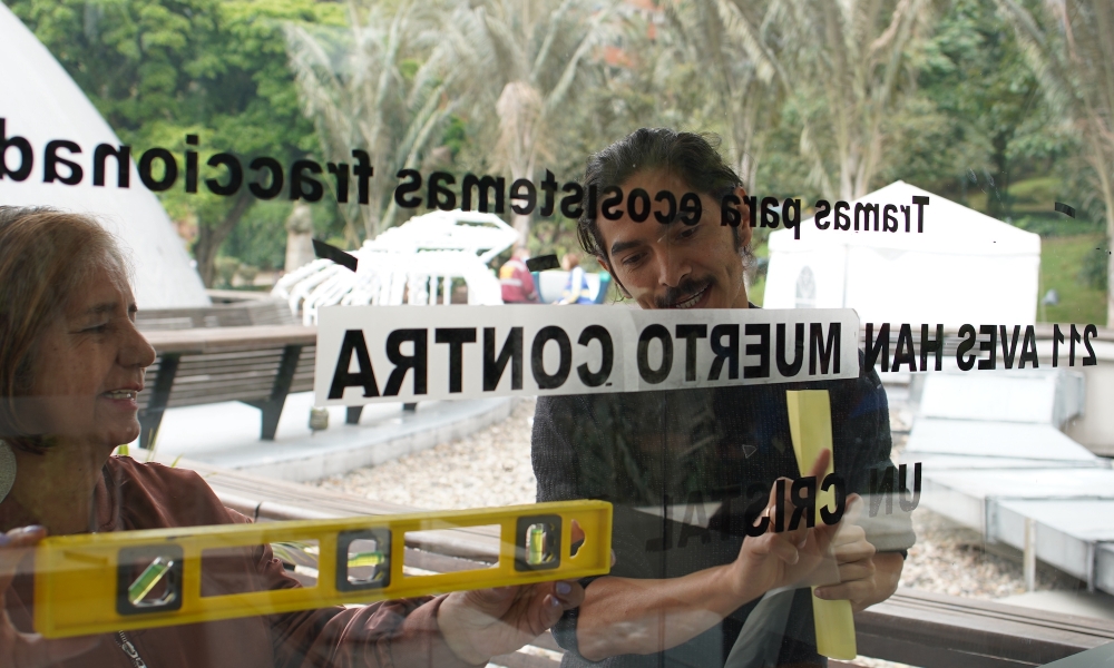 Sebastián Sandoval colocando las tramas en las ventanas del Planetario. 