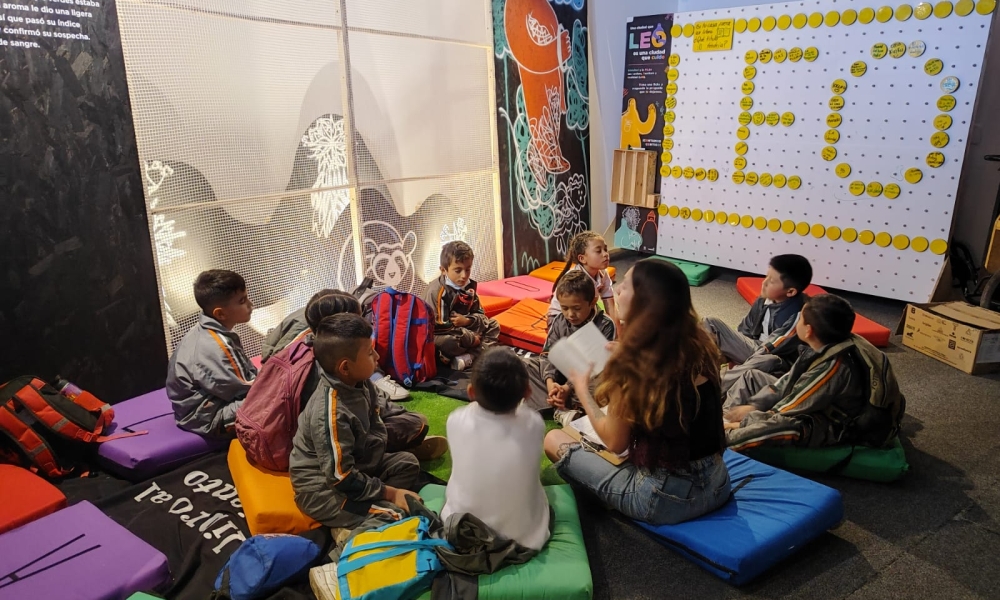 niños y niñas leyendo