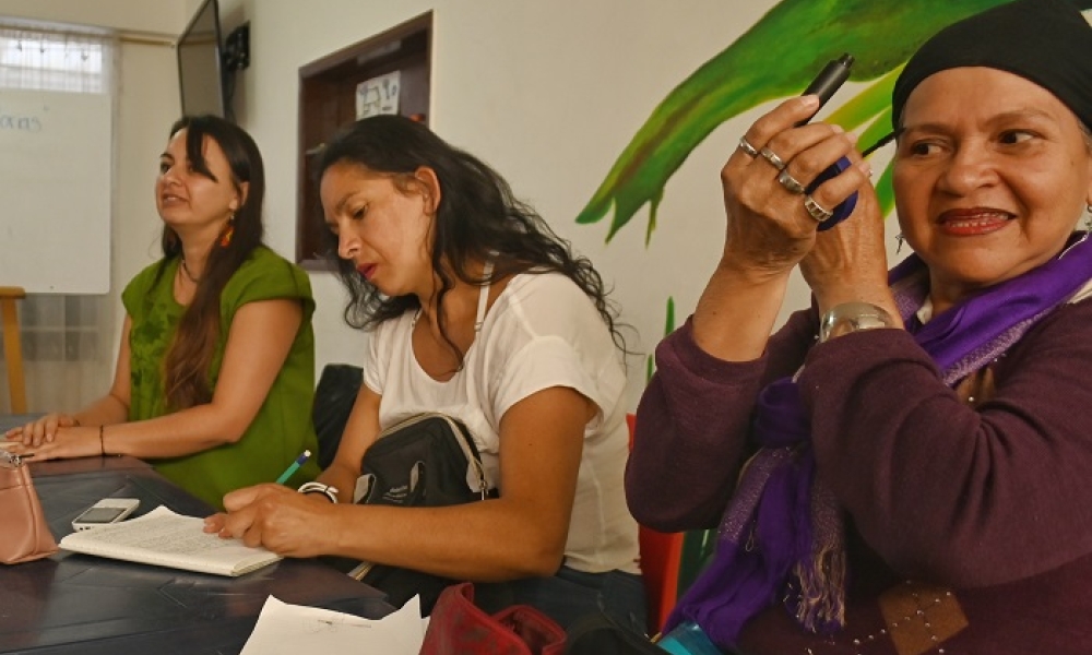 Un grupo de mujeres se reúne para realizar ejercicios de exploración de las historias propias.