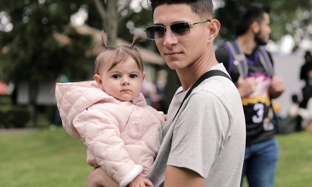 Papá joven con niña en brazos