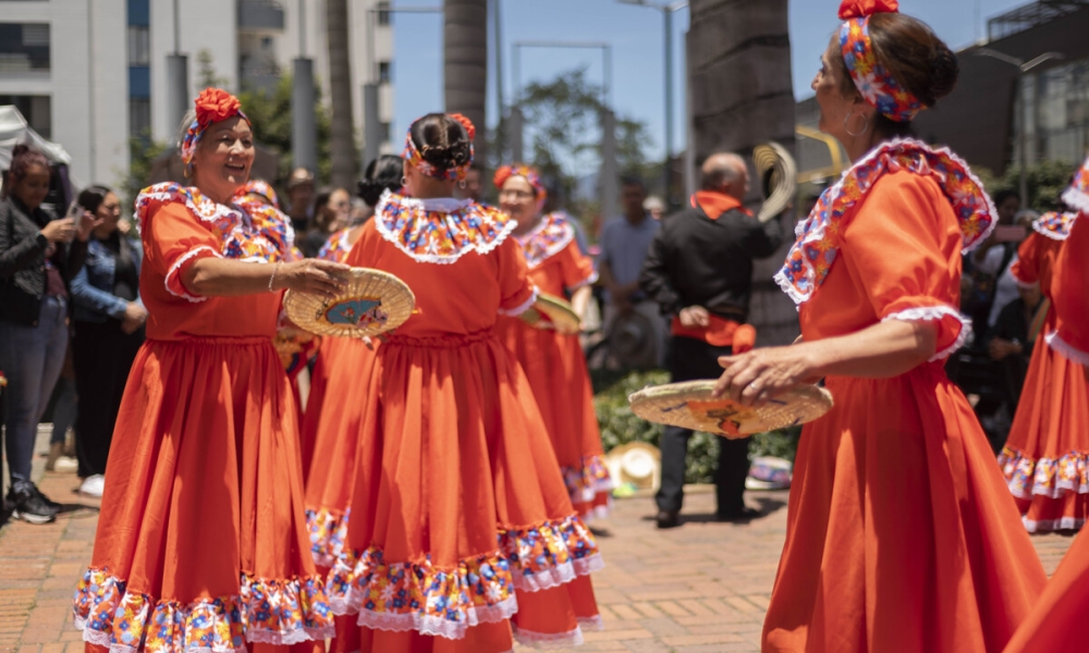 Mujeres bailando