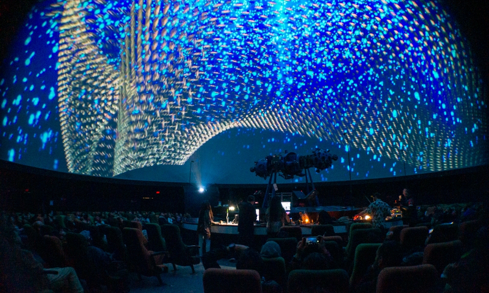 Domo del Planetario con luces 