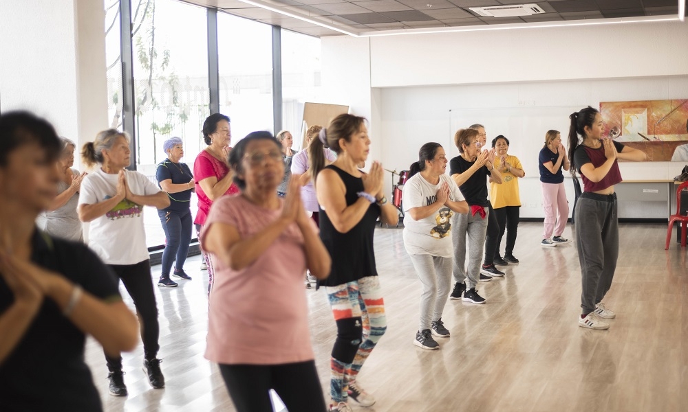 Un grupo de mujeres adultas mayores, danzan en un salón del centro de formación Crea Tunal