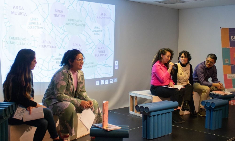 Cinco personas en un escenario, presentan el libro del Programa Crea en el Marco de la Feria Internacional del Libro de Bogotá