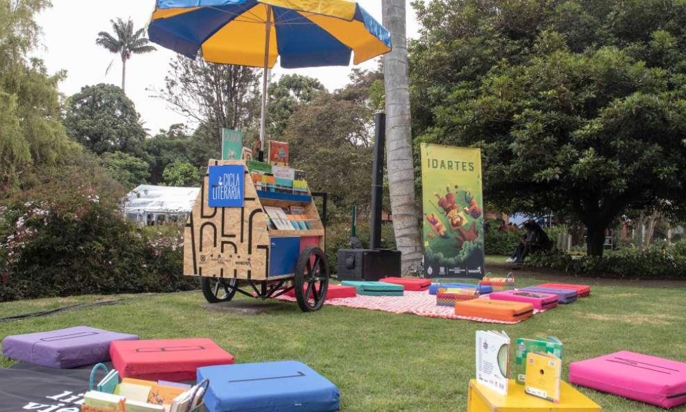 Imagen de la Cicla Literaria en un parque