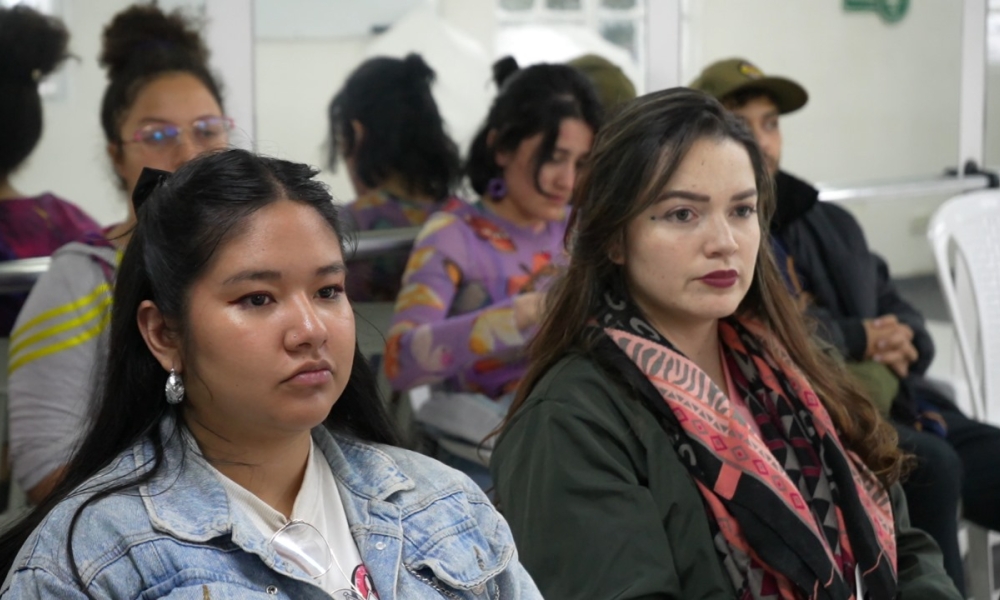 grupo de jovenes en taller