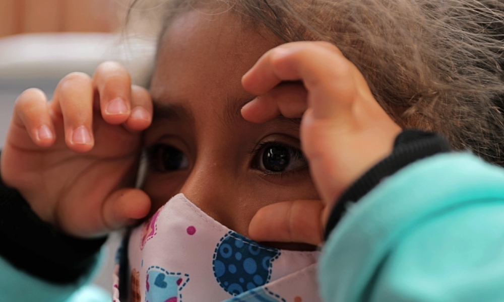 Imagen de niña observando.