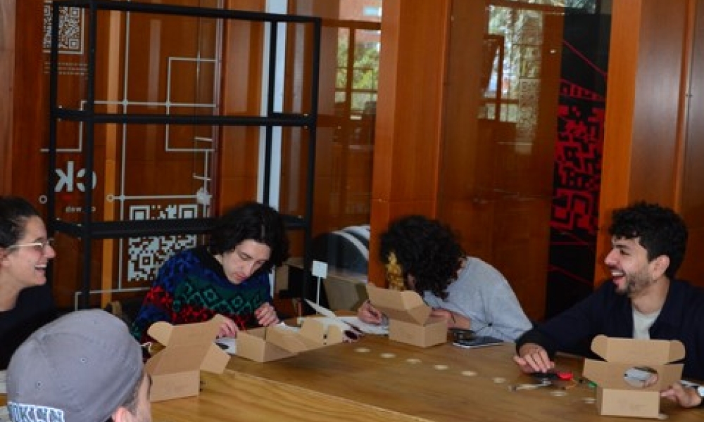 Foto de taller de construcción de instrumentos para música electrónica. Archivo Idartes.