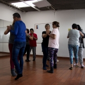 Un grupo de personas adultas aprenden a bailar tango. Fotografía Cristian Martínez